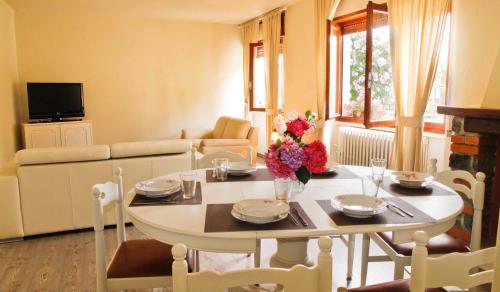 a living room with a table with flowers on it at Isola Bella in Ossuccio