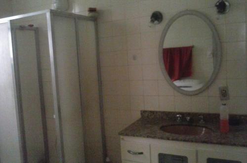 y baño con lavabo y espejo. en Apartamento Nossa Senhora, en Río de Janeiro