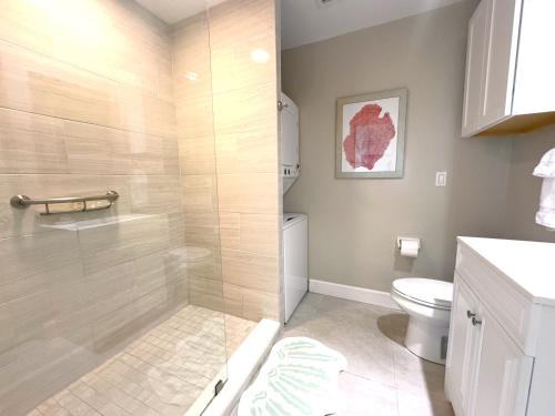 Koupelna v ubytování Windsor Lodge Unit 20, studio, 1BR 1BA close to the beaches, pool access