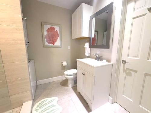 Koupelna v ubytování Windsor Lodge Unit 20, studio, 1BR 1BA close to the beaches, pool access