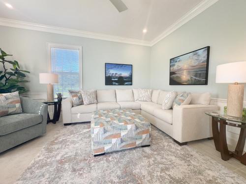 Posezení v ubytování Windsor Lodge Unit 20, studio, 1BR 1BA close to the beaches, pool access