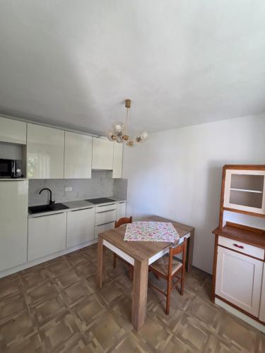 Kuchyň nebo kuchyňský kout v ubytování Apartmaji Vrabec
