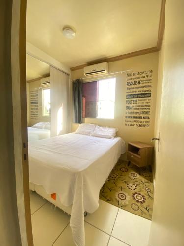 une petite chambre avec un lit et une fenêtre dans l'établissement Apartamento Mobiliado - COP 30, à Ananindeua