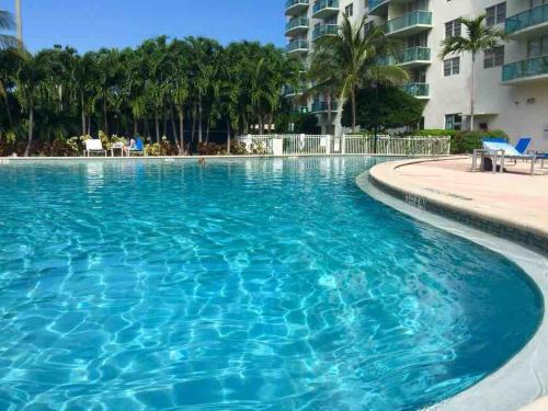 Bazén v ubytování Luxe Apt Ocean View Steps Away Beach Sunny Isles nebo v jeho okolí