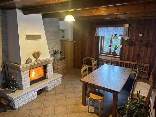 un salon avec une table et une cheminée dans l'établissement Summit Chalet Ždiar, à Ždiar