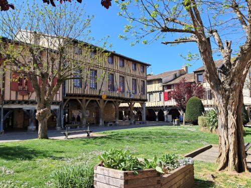 a building in the middle of a park at Gentil coquelicot in Mirepoix