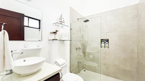 a bathroom with a sink and a toilet and a shower at Macaw House with private pool in Arenas Herradura in Herradura