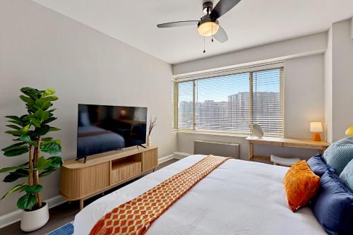 アーリントンにあるModern Arlington Stay - Near DC Metro & Free Parkingの大きなベッドとテレビのある寝室
