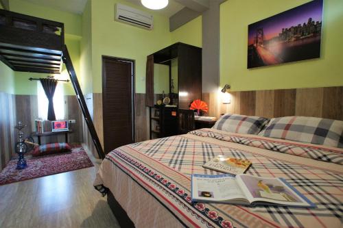 Кровать или кровати в номере Oasis Studio Hotel Satu Yogyakarta