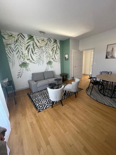 un salon avec un canapé et une table dans l'établissement Tours Hyper center apartment, à Tours