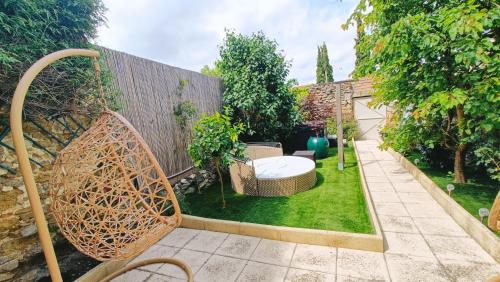 a small garden with a bench and a toilet at Une bulle de bien être au rendez vous in Pexiora