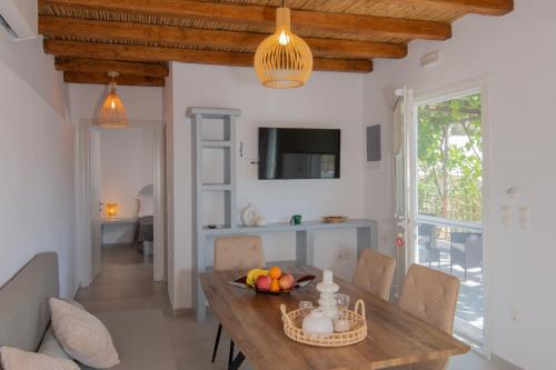 a kitchen and dining room with a table and chairs at Casa Giardino in Livadi Astypalaias