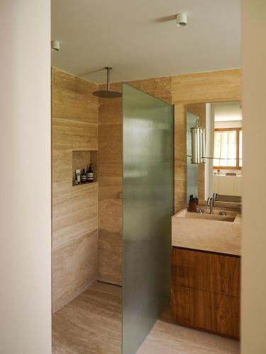 une salle de bain avec un lavabo et un miroir dans l'établissement Maison Californienne avec piscine proche de la mer, à Marseille