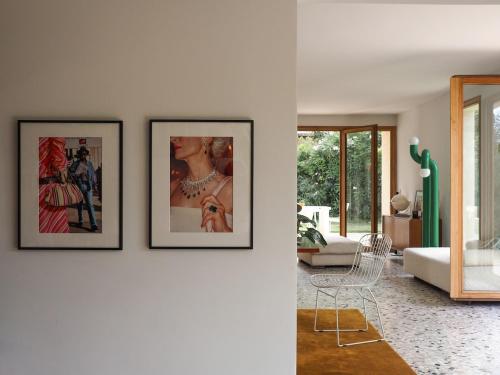 un salon avec trois photos sur un mur dans l'établissement Maison Californienne avec piscine proche de la mer, à Marseille