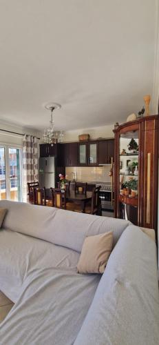 un grande letto bianco in una stanza con cucina di Villa Violeta a Ksamil