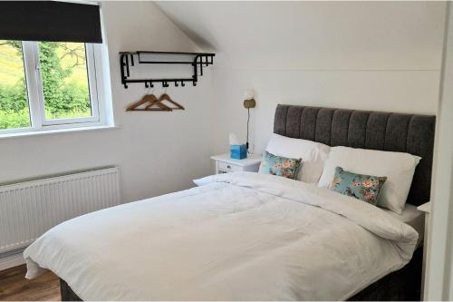 Postel nebo postele na pokoji v ubytování 2 Bed cottage-Sleeps 4-Private Garden-Parking