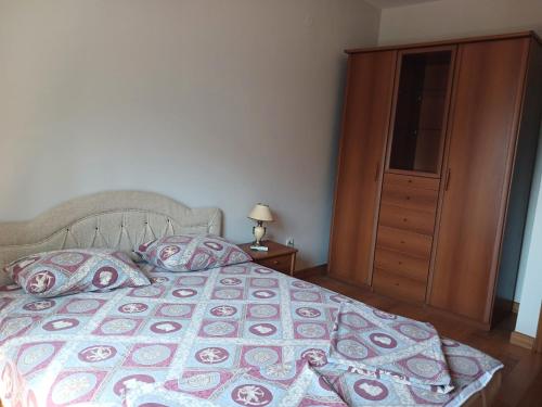 Katil atau katil-katil dalam bilik di Panorama apartman-50m od mora