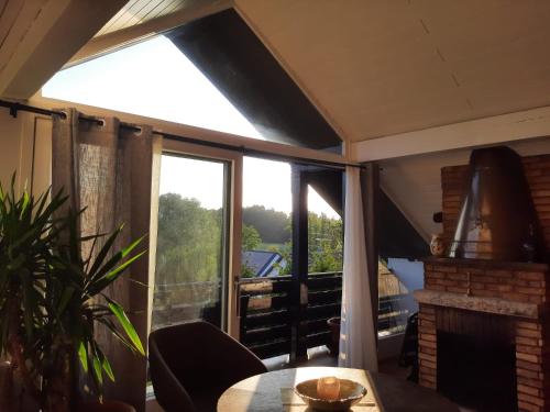 a screened in porch with a table and a fireplace at Studio mit Sonnenuntergang plus Wlan gratis in Nürnberg