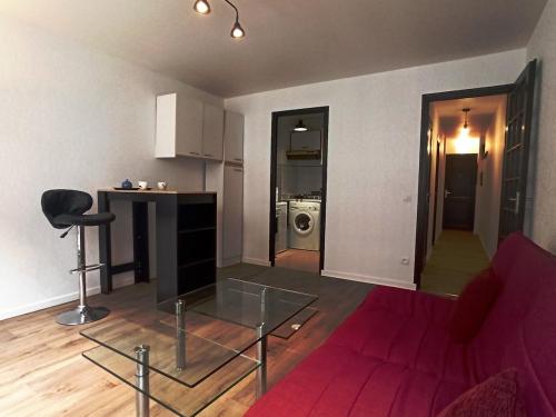 un salon avec un canapé et une table en verre dans l'établissement Appartement deux pièces 2-4 personnes centre de Bayonne quartier dynamique et pieton, à Bayonne