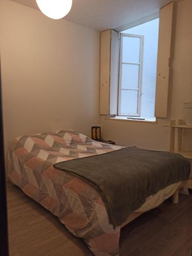 - une chambre avec un lit en face d'une fenêtre dans l'établissement Appartement deux pièces 2-4 personnes centre de Bayonne quartier dynamique et pieton, à Bayonne