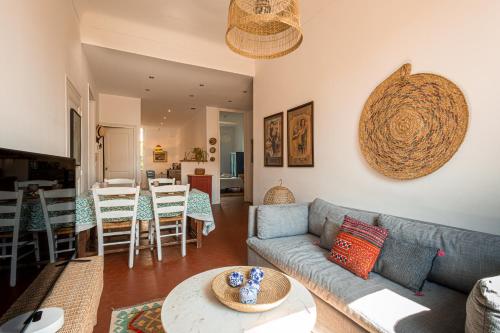 un salon avec un canapé et une table dans l'établissement GRASSE Charming Spacious Apt in Heart of City, à Grasse
