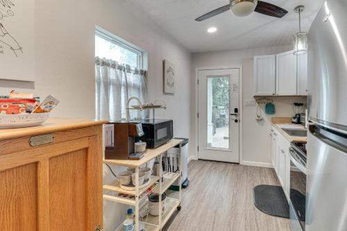 Dapur atau dapur kecil di Walk to ENMU Quiet Casita with Pet-Friendly Yard