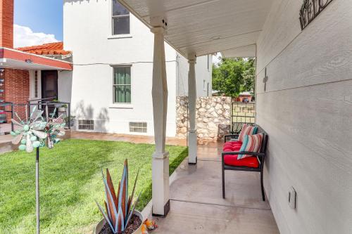 Ruang duduk di Walk to ENMU Quiet Casita with Pet-Friendly Yard