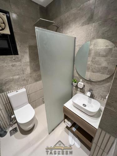 Phòng tắm tại 3BR Nile View in the Heart of Zamalek