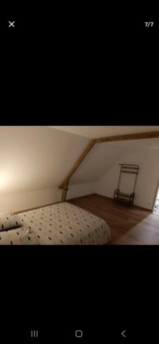 une chambre avec un lit et une chaise dedans dans l'établissement Gîte du bonheur, à Éperlecques