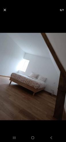 - un canapé dans le coin d'une pièce dans l'établissement Gîte du bonheur, à Éperlecques