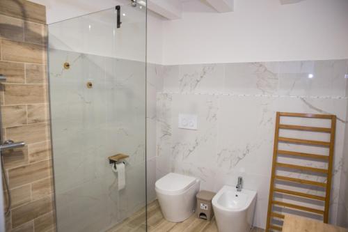Bilik mandi di 3 Rooms Catania - Madeira bright loft cozy quiet independent