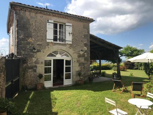Cette maison en pierre dispose d'un jardin et d'une terrasse. dans l'établissement Le clos des mésanges, à Montastruc
