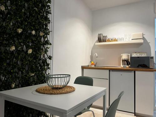 una mesa y sillas en una cocina con pared en Arena, en Gran Tarajal