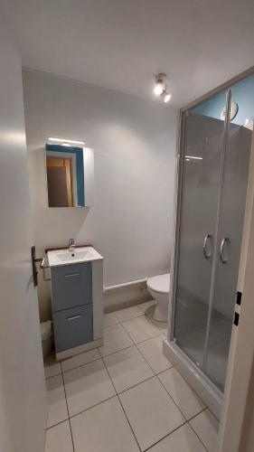 une salle de bain avec une douche, un lavabo et des toilettes dans l'établissement Studio Calme, entre centre et plage, à La Rochelle
