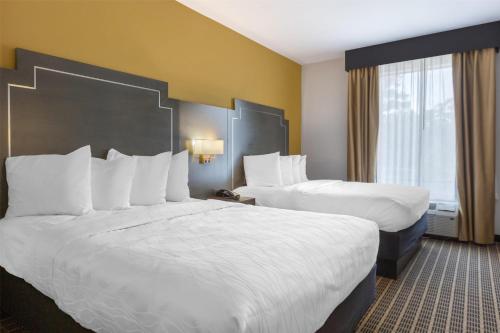 a hotel room with two beds and a window at Best Western Plus Regency Park in Walker