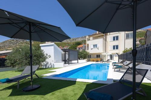 KučineにあるAmazing villa with breathtaking view & heated poolのギャラリーの写真