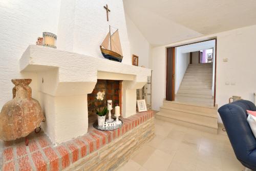 Beachfront Skoblar Holiday Home with Seaview