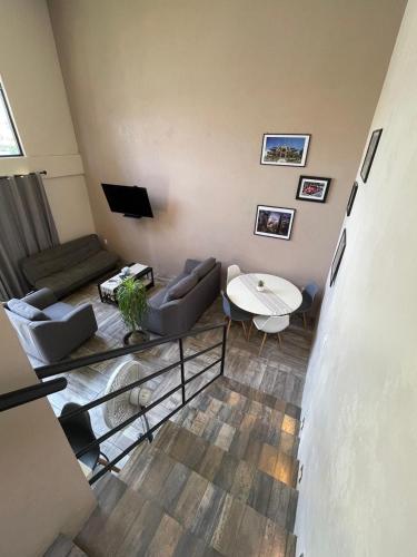 a living room with couches and a table at Loft Sole Mio in Orizaba