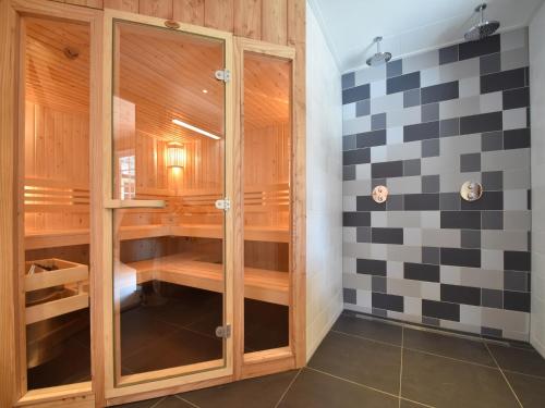 Ένα μπάνιο στο Luxuriously restored farmhouse with trendy interior close to sea and forest