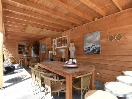 Φωτογραφία από το άλμπουμ του Luxuriously restored farmhouse with trendy interior close to sea and forest σε Groet