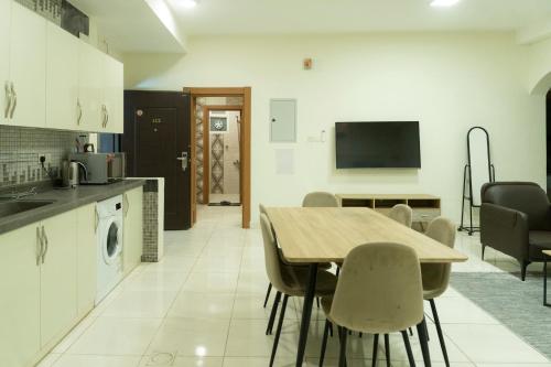 a kitchen and dining room with a table and chairs at شقق أون يسن للشقق المخدومة On Yassen Apartments Serviced in Unayzah