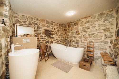 Fotografie z fotogalerie ubytování Maison Laurel - Beautiful Stone Estate With Private Pool, Near Split and Omiš v destinaci Gata