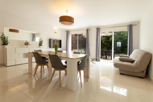 une cuisine et une salle à manger avec une table et des chaises dans l'établissement Villa Cosy avec Jardin Paris Disney, à Bry-sur-Marne