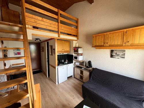 Il comprend un salon avec des lits superposés et une cuisine. dans l'établissement Duplex 4 couchages La Toussuire, à La Toussuire