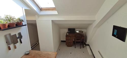 un couloir avec une chambre dotée d'un bureau et d'une fenêtre dans l'établissement Studio of 20 m2 near the Catacombes de Paris, à Paris