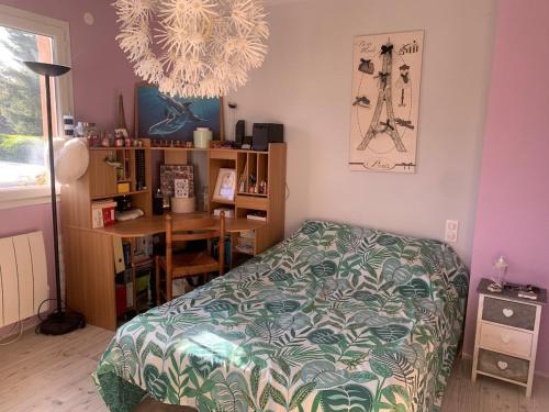 una camera da letto con un letto, una scrivania e una scrivania di Villa au calme avec piscine a Foix
