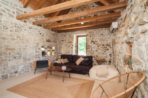 Χώρος καθιστικού στο Maison Laurel - Beautiful Stone Estate With Private Pool, Near Split and Omiš