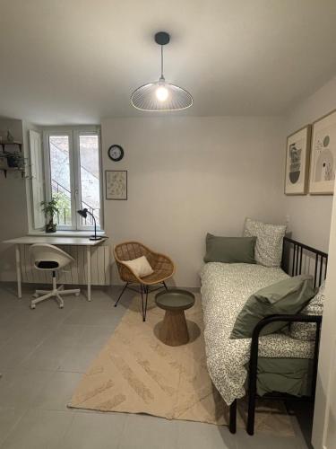 une chambre avec un lit, un bureau et une table dans l'établissement Échappée Dijonnaise - studio cosy au cœur du centre ville, à Dijon