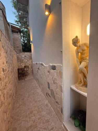 a bathroom with a statue of a woman on a shelf at Core Salentino Rooms in Campomarino
