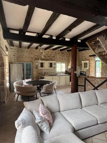 un salon avec un canapé et une table dans l'établissement Maison sur Lot, à Villeneuve-sur-Lot
